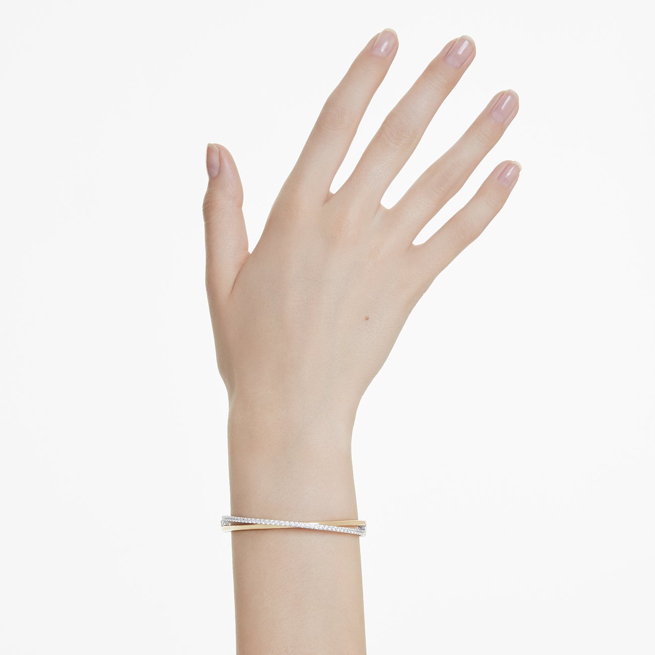 Swarovski Armreif: zwei sich kreuzende Metallbänder mit funkelnden Swarovski Kristallen am Handgelenk getragen.