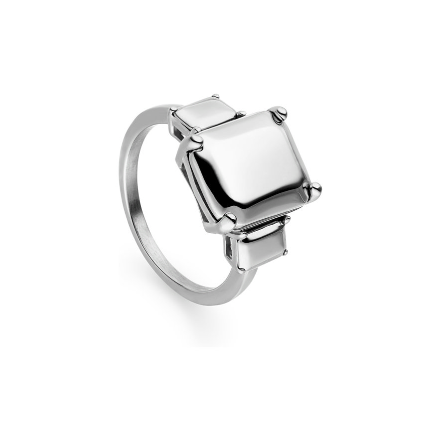 Nahaufnahme eines silbernen Liebeskind Rings aus Edelstahl mit einem großen quadratischen und zwei kleineren Steinen.