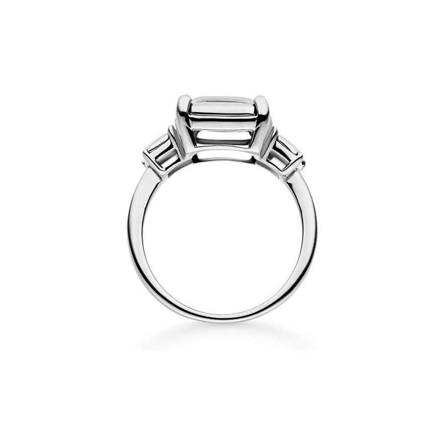 Nahaufnahme eines Liebeskind Rings aus Edelstahl, der einen großen klaren Schmuckstein in der Mitte zeigt.