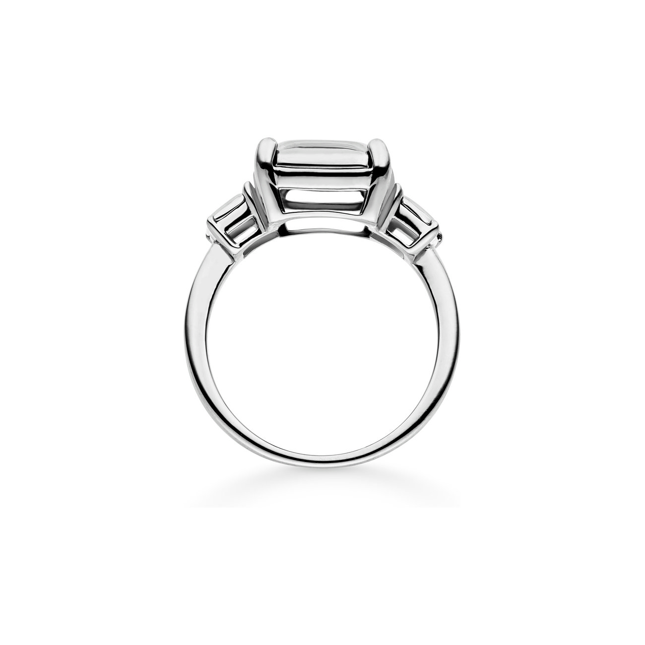 Nahaufnahme eines Liebeskind Rings aus Edelstahl, der einen großen klaren Schmuckstein in der Mitte zeigt.