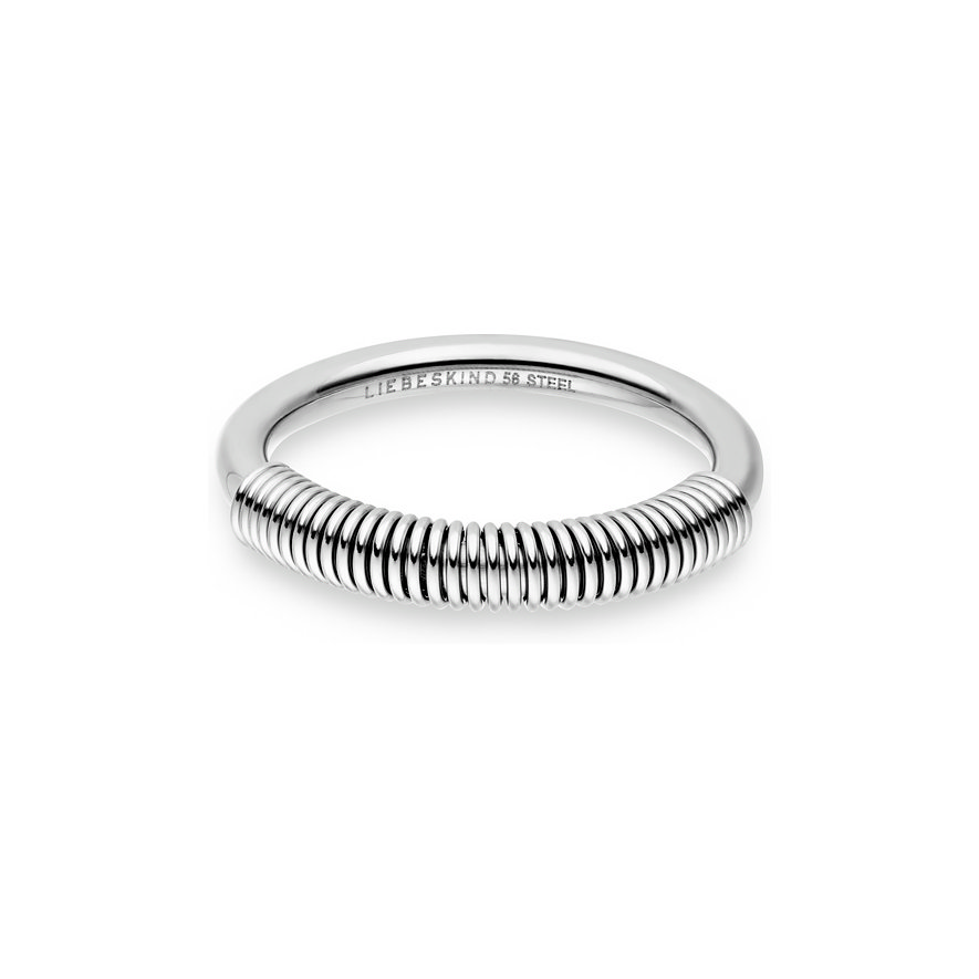 Liebeskind ring i rostfritt stål med spiralmotiv i mitten och ingraverad varumärkeslogotyp överst på ringen.