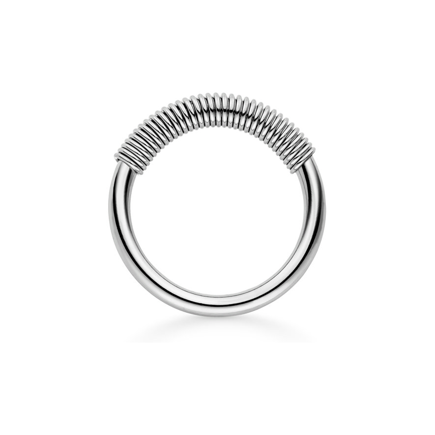 En silverfärgad Liebeskind rostfri stålring, vars övre del är ringformad och lindad med spiralformade trådar.
