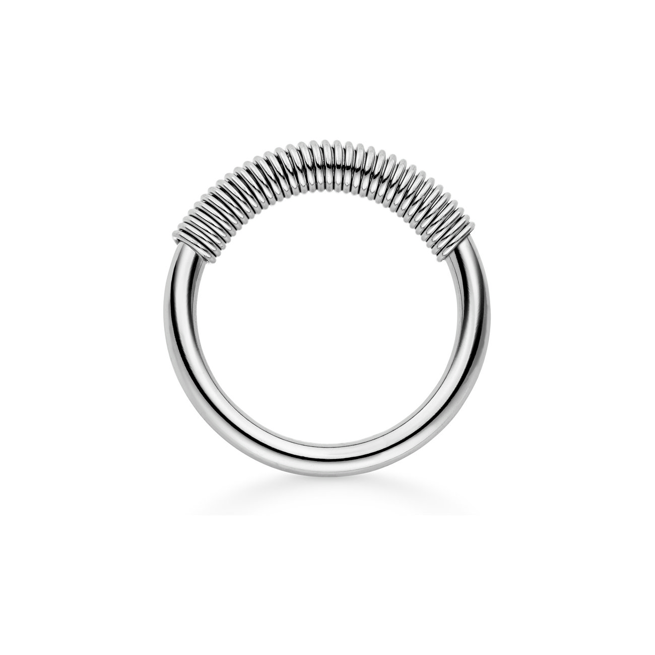 En silverfärgad Liebeskind rostfri stålring, vars övre del är ringformad och lindad med spiralformade trådar.