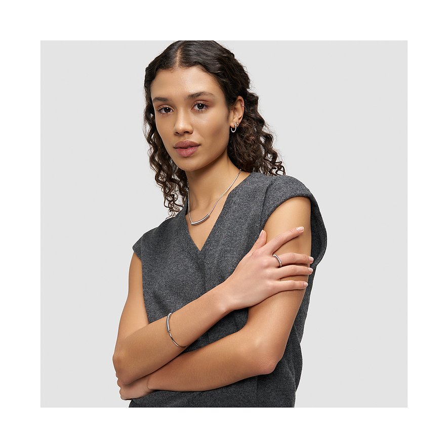 Modellen bär en Liebeskind ring, halsband, armringar och örhängen i rostfritt stål på höger hand.