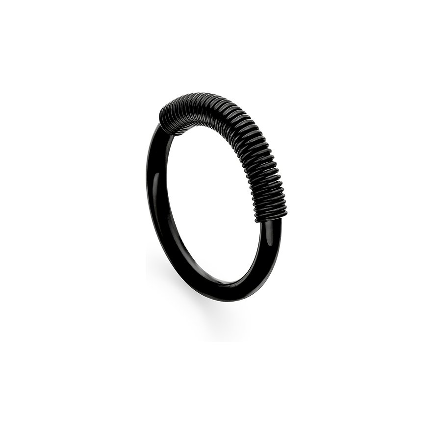 En svart Liebeskind-ring i rostfritt stål med en spiralformad detalj framtill, på vit bakgrund.