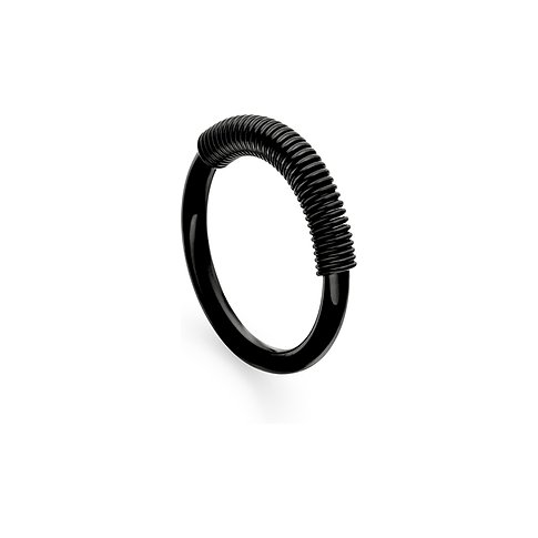 Ein schwarzer Liebeskind Ring aus Edelstahl mit einem spiralförmigen Detail vorne, auf weißem Hintergrund.