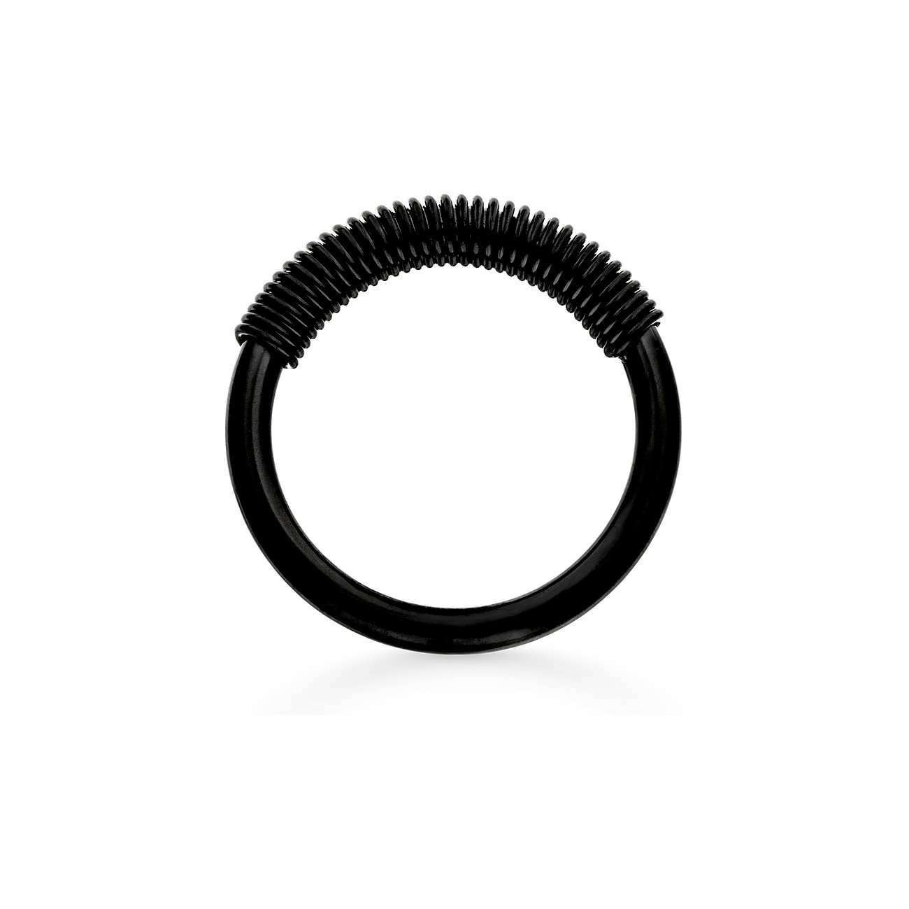 Närbild av en svart Liebeskind ring i rostfritt stål. Ringen är delvis dekorerad med en svart lindning.