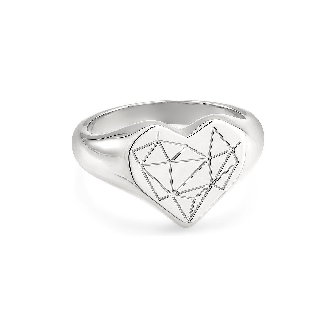 Une bague Liebeskind argentée en acier inoxydable avec une plaque en forme de cœur ornée d'un motif géométrique gravé.