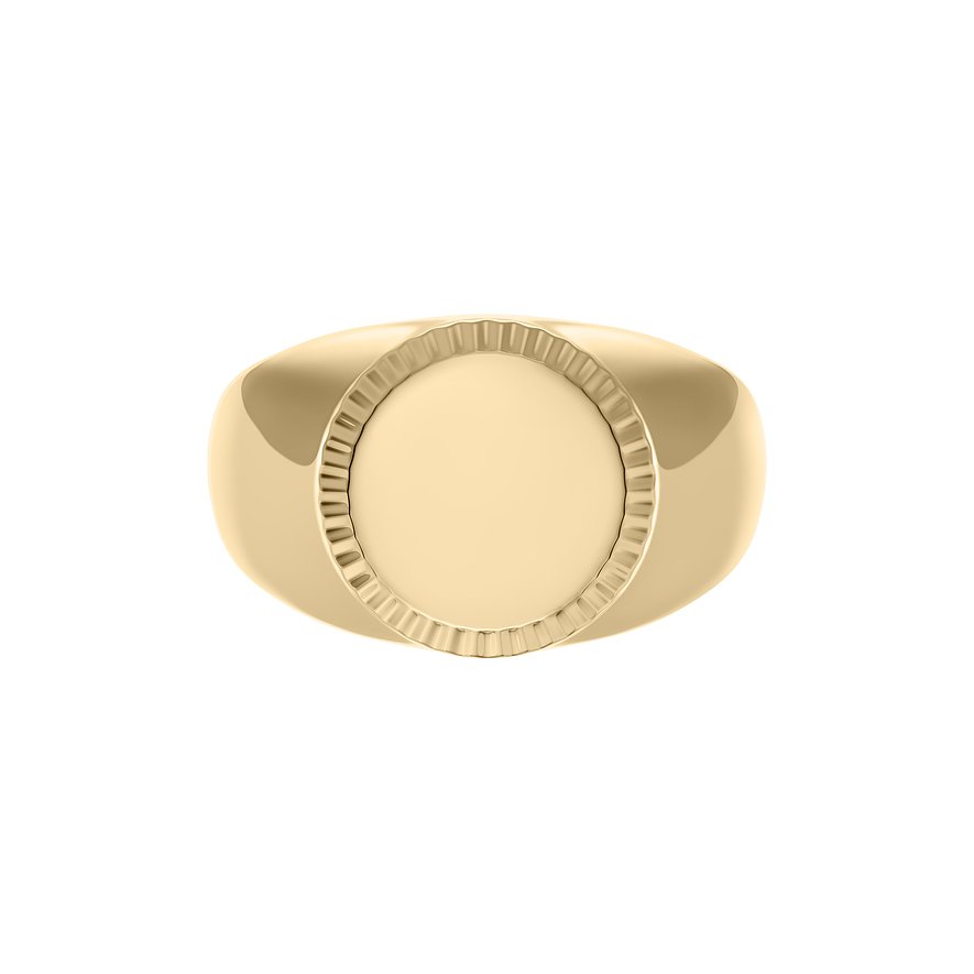 Fossilring i guldfärgat rostfritt stål med rund topplatta, betraktad snett uppifrån.