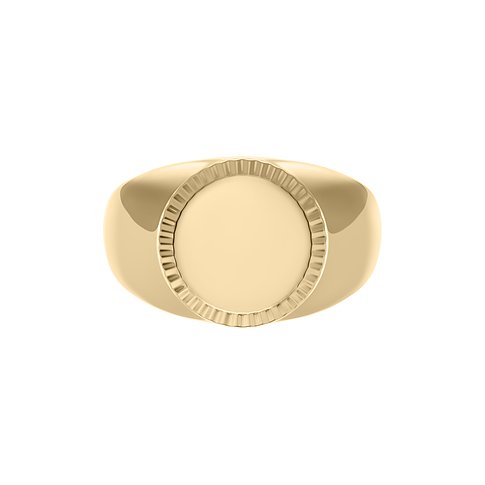 Fossilring i guldfärgat rostfritt stål med rund topplatta, betraktad snett uppifrån.