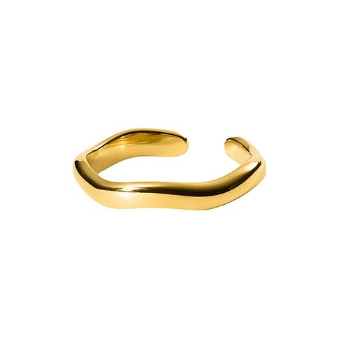 Purelei ring i guldfärgat rostfritt stål med organiskt formad, lätt vågig design och öppen baksida.