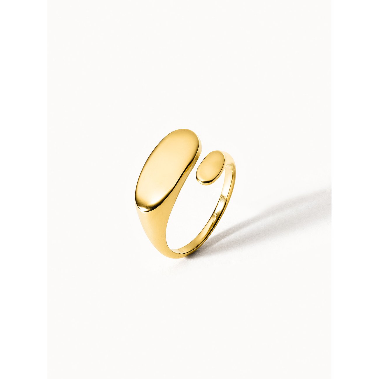 Purelei ring van goudkleurig roestvrij staal met twee gebogen, onregelmatige ovale vormen.
