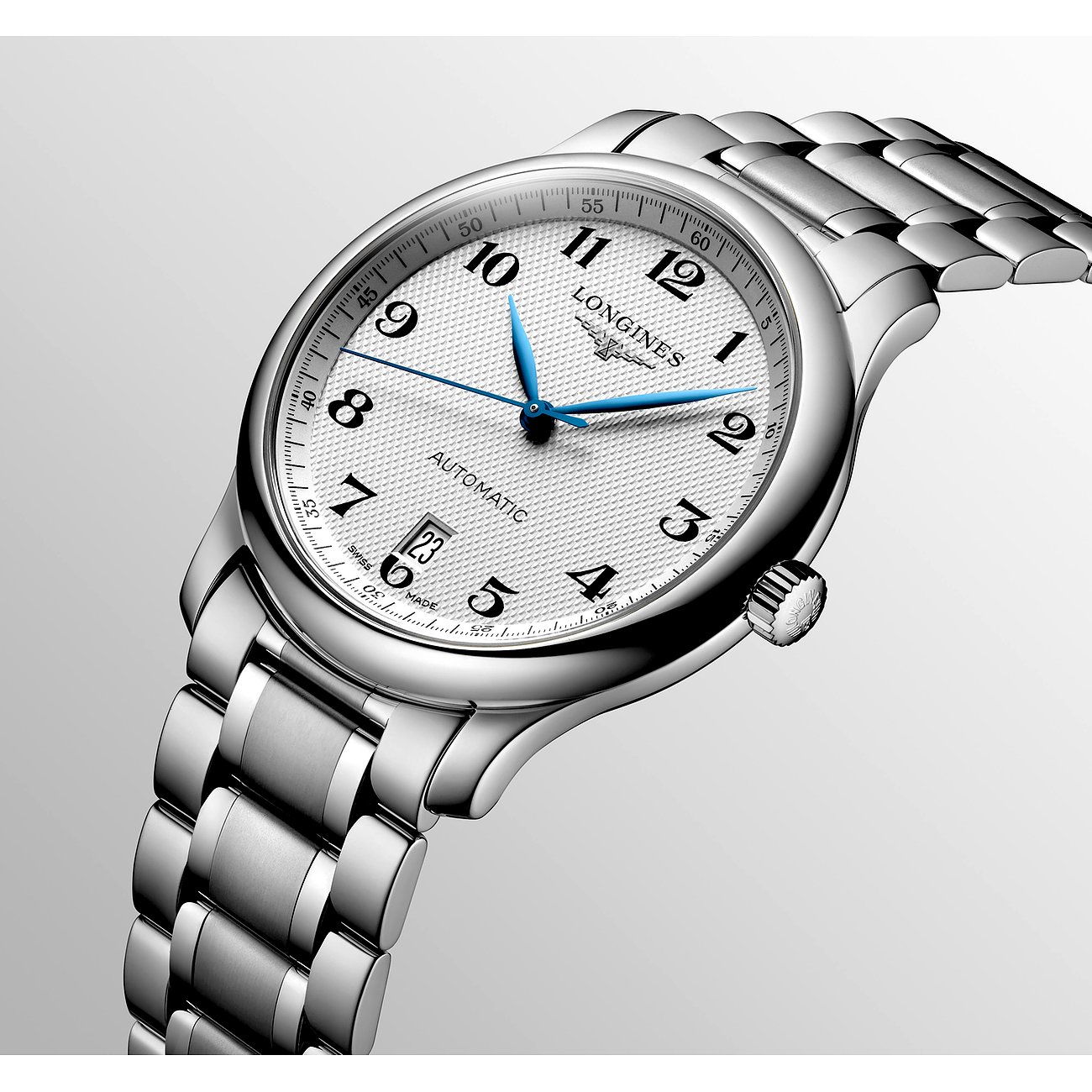 Longines Herrenuhr mit Edelstahlgehäuse, weißem Zifferblatt und blauen Zeigern.