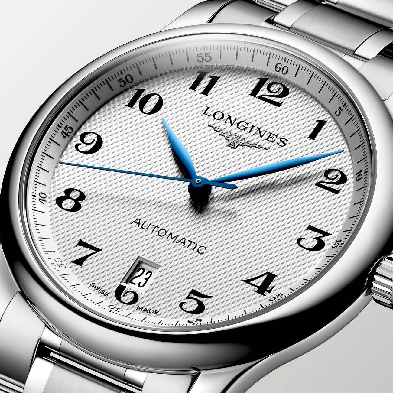 Longines Herrenuhr mit Edelstahlgehäuse, analog und mit blauen Zeigern.