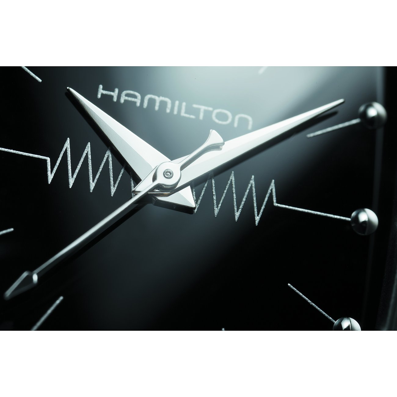 Hamilton Herrenuhr mit Edelstahlgehäuse und schwarzem Zifferblatt.