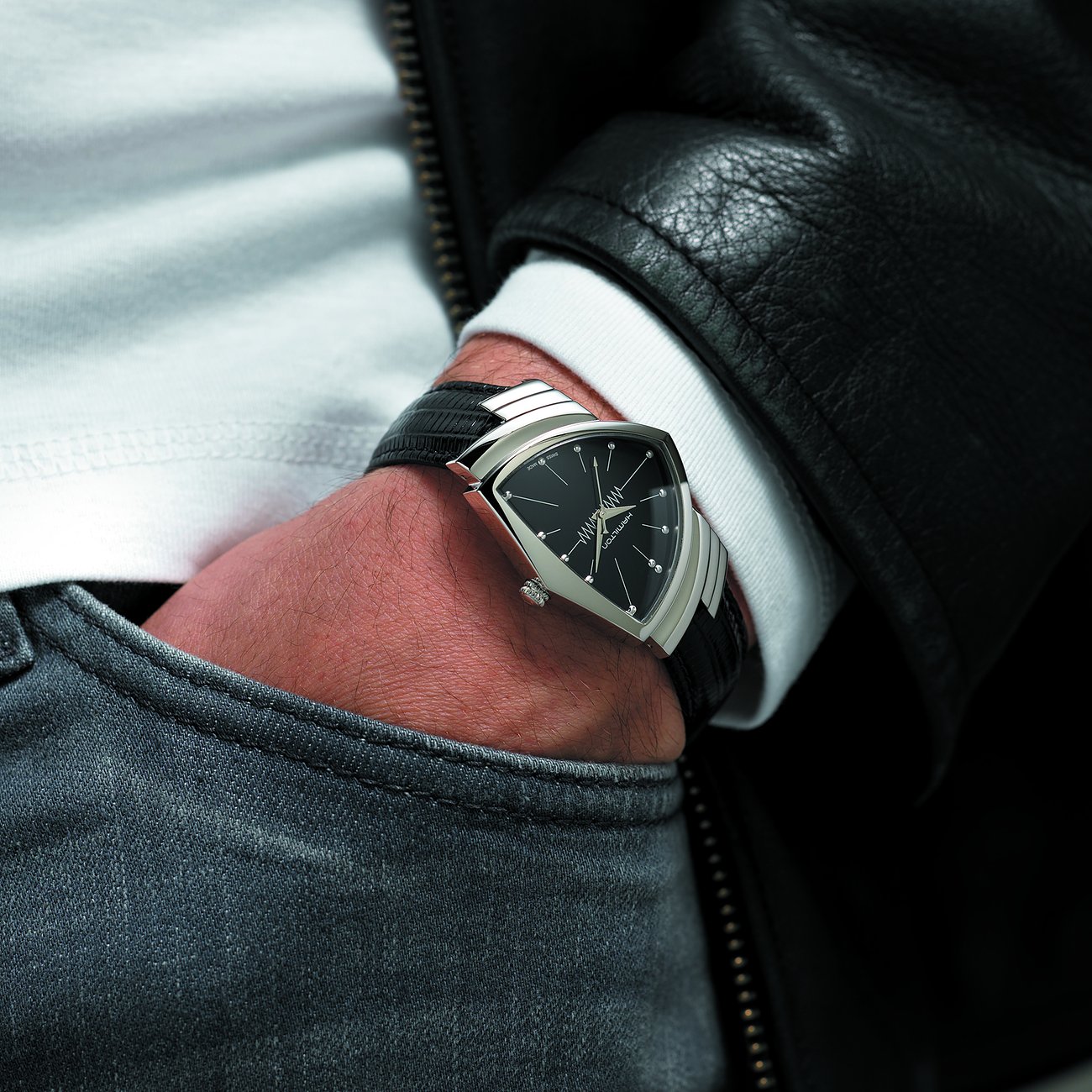 Hamilton Herrenuhr mit Edelstahlgehäuse, schwarzem Zifferblatt und silbernen Indizes.