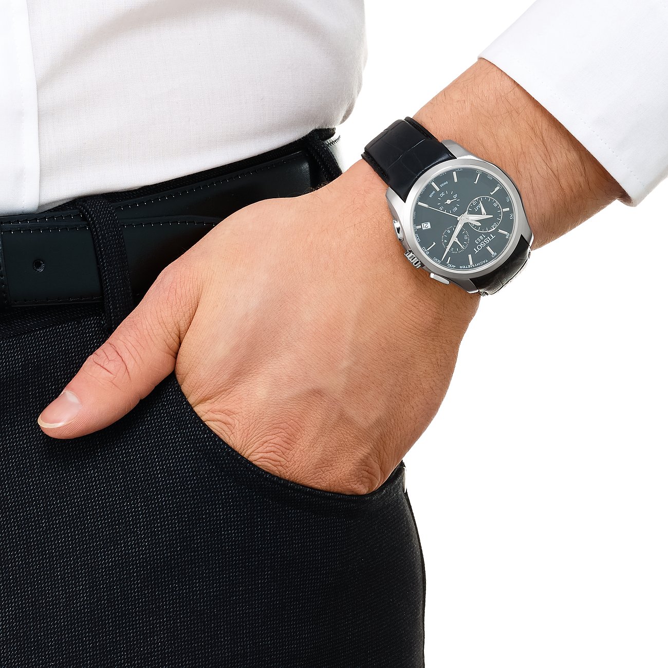 Nahaufnahme einer Tissot Herrenuhr aus Edelstahl am Handgelenk eines Mannes, mit schwarzem Armband.