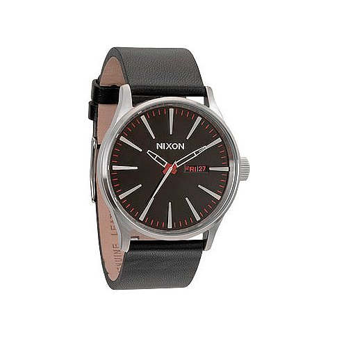 Frontansicht einer Nixon Herrenuhr aus Edelstahl mit schwarzem Zifferblatt, schwarzen Zeigern und schwarzem Lederarmband.