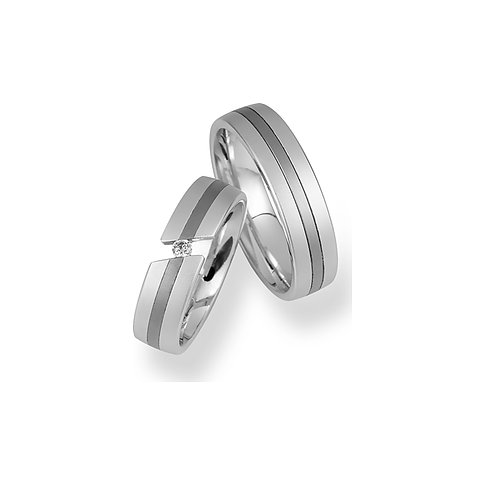 CHRIST Ringe aus konfiguriertem Material mit Steinbesatz.