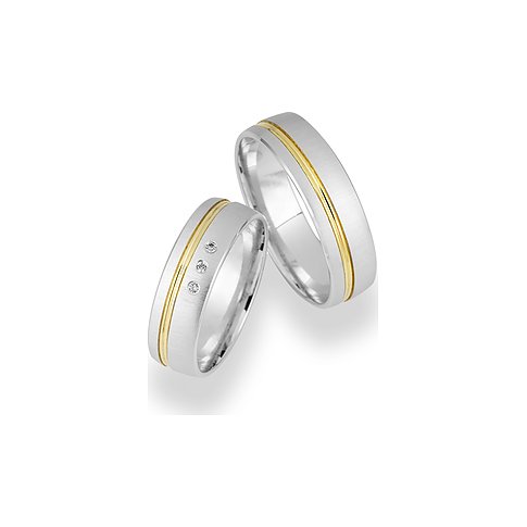 CHRIST Trauringe aus Weißgold mit Gelbgold-Applikationen und drei Diamanten.