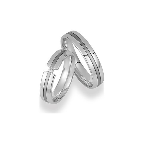 CHRIST Trauringe aus Platin mit einem Stein und gerilltem Design.