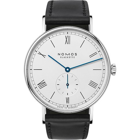 Nomos Glashütte Herrenuhr mit Edelstahlgehäuse, weißem Zifferblatt und Lederarmband.