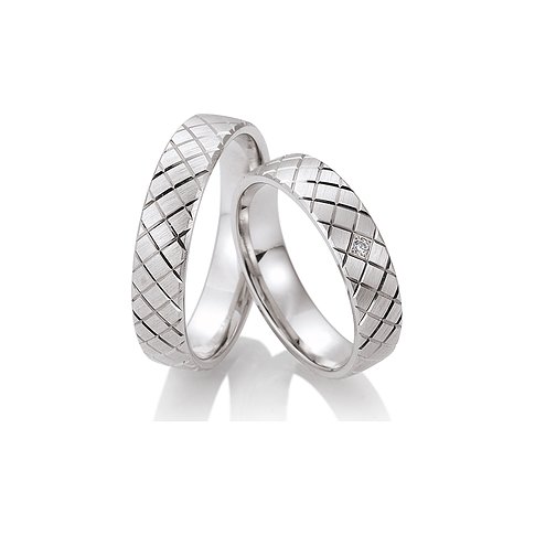 CHRIST Trauringe aus konfiguriertem Material mit Diamant und Rautenmuster.