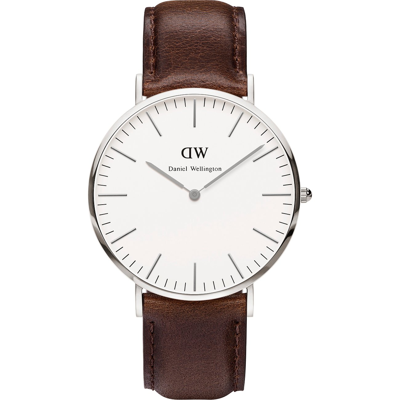 Montre homme Daniel Wellington: acier, bracelet cuir brun, cadran blanc. Orientation portrait.