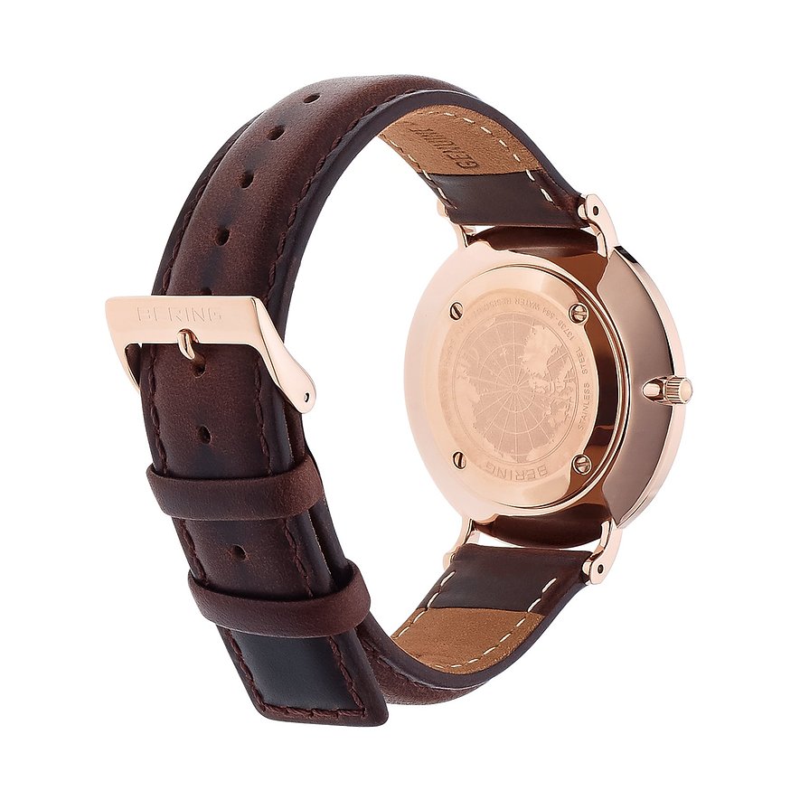Rückansicht einer Bering Herrenuhr aus Edelstahl mit braunem Lederarmband und roségoldener Schließe.