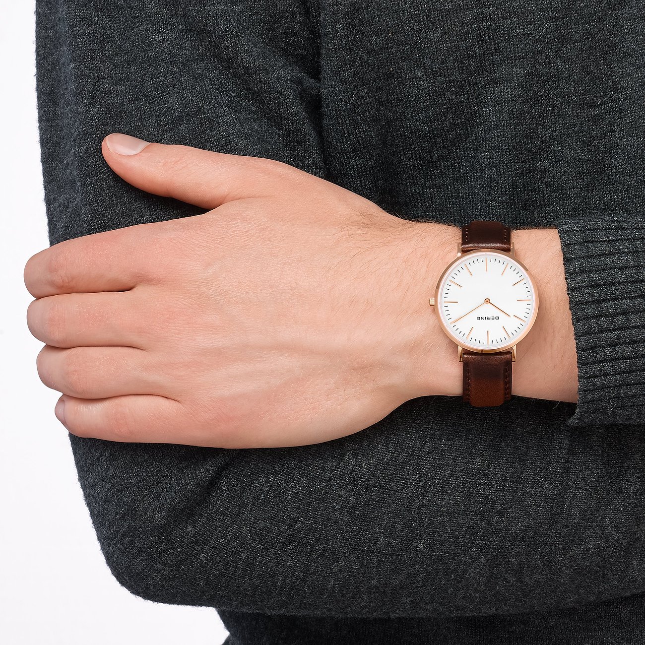 Bering Herrenuhr aus Edelstahl mit braunem Lederband an einem Arm.