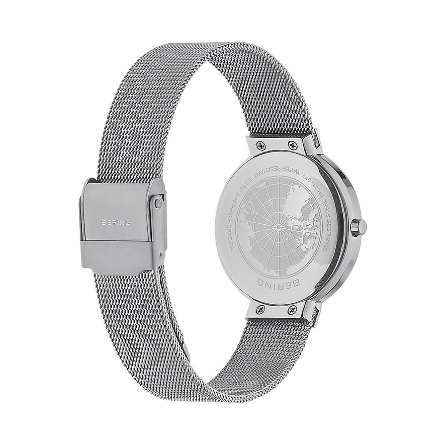 Rückseite einer Bering Damenuhr aus Edelstahl, mit feinem Mesh-Armband und gravierter Weltkarte auf dem Gehäuseboden.