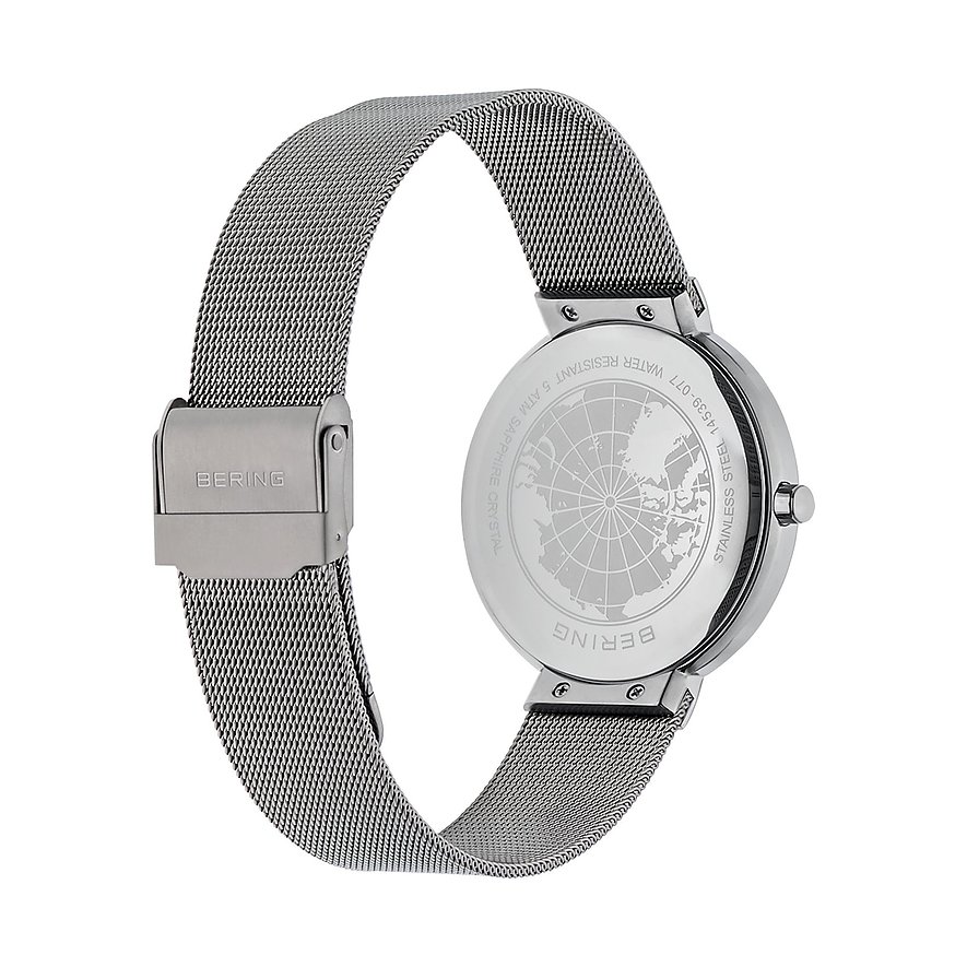 Rückseite einer Bering Herrenuhr aus Edelstahl mit Milanaise-Armband und detailliertem Gehäuseboden mit Weltkarte.