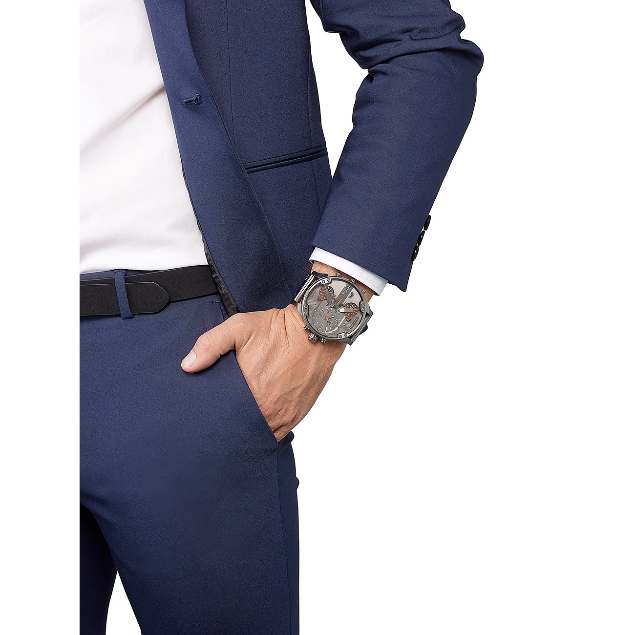 Ein Mann im Anzug trägt eine Diesel Herrenuhr aus Edelstahl am Handgelenk, die Uhr ist eine große Chronograph.