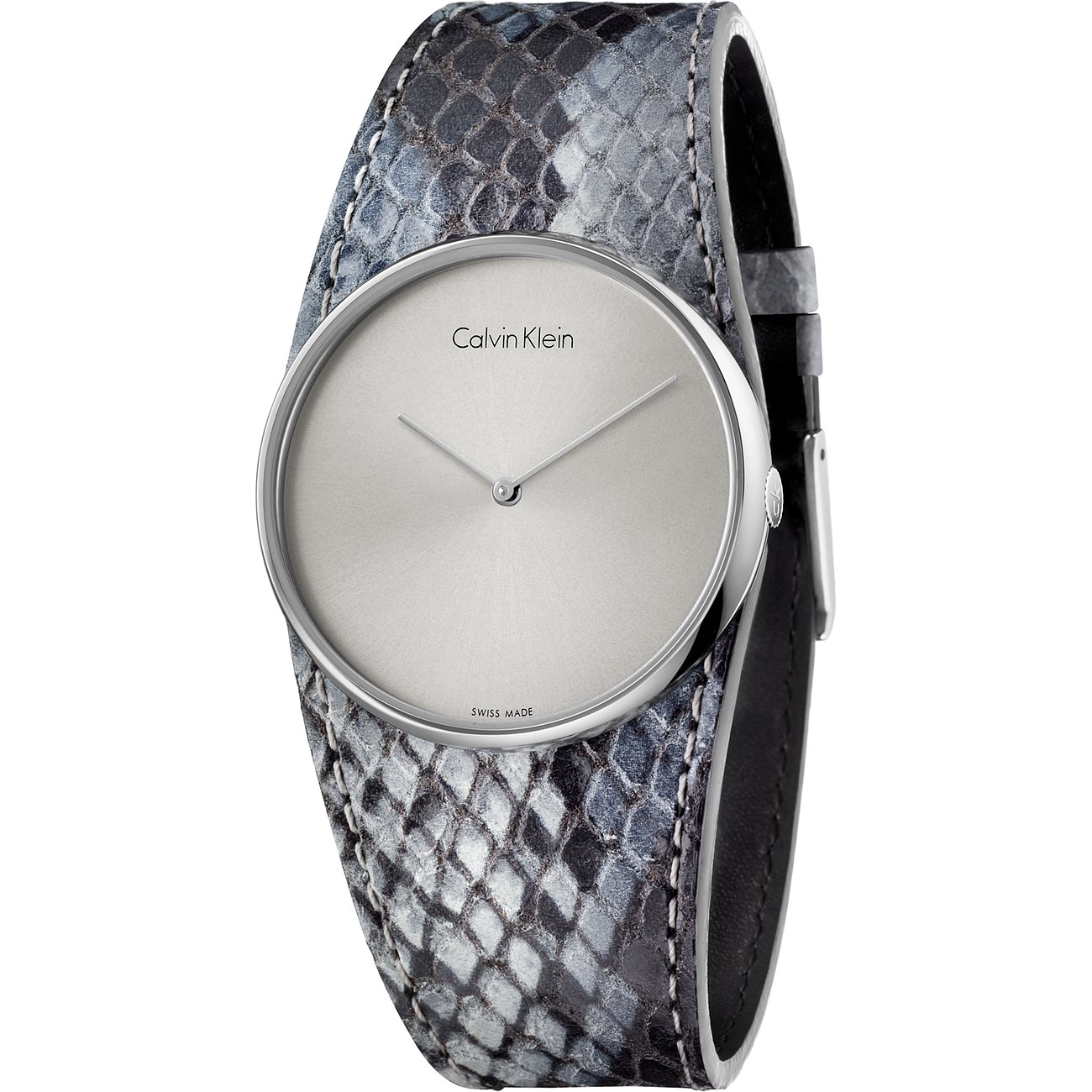 Eine Calvin Klein Damenuhr aus Edelstahl mit einem silberfarbenen Zifferblatt und einem Armband in Schlangenlederoptik.