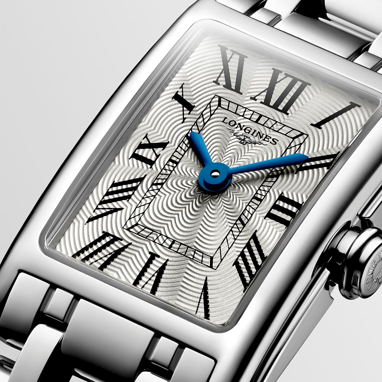 Longines Damenuhr mit Edelstahlgehäuse, silberfarbenes Zifferblatt, römische Ziffern.