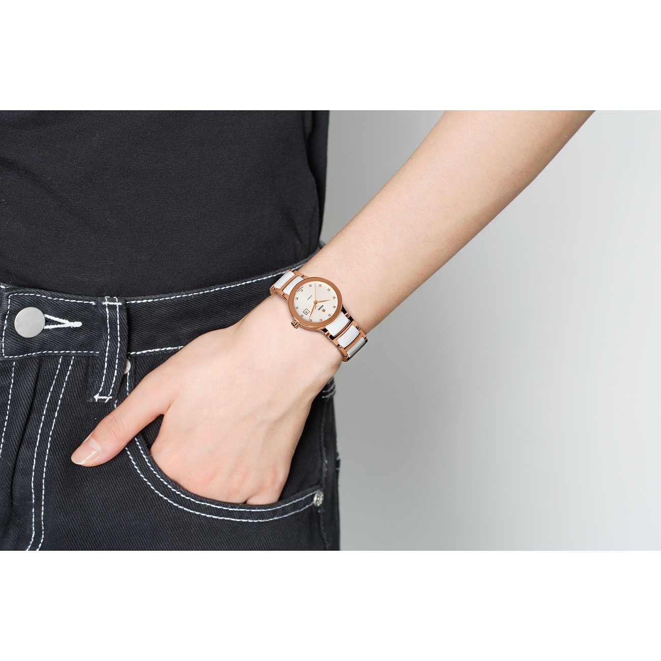 Rado Damenuhr: Edelstahl, rosévergoldetes Gehäuse, weißes Zifferblatt mit Diamanten, weißes Keramikarmband.