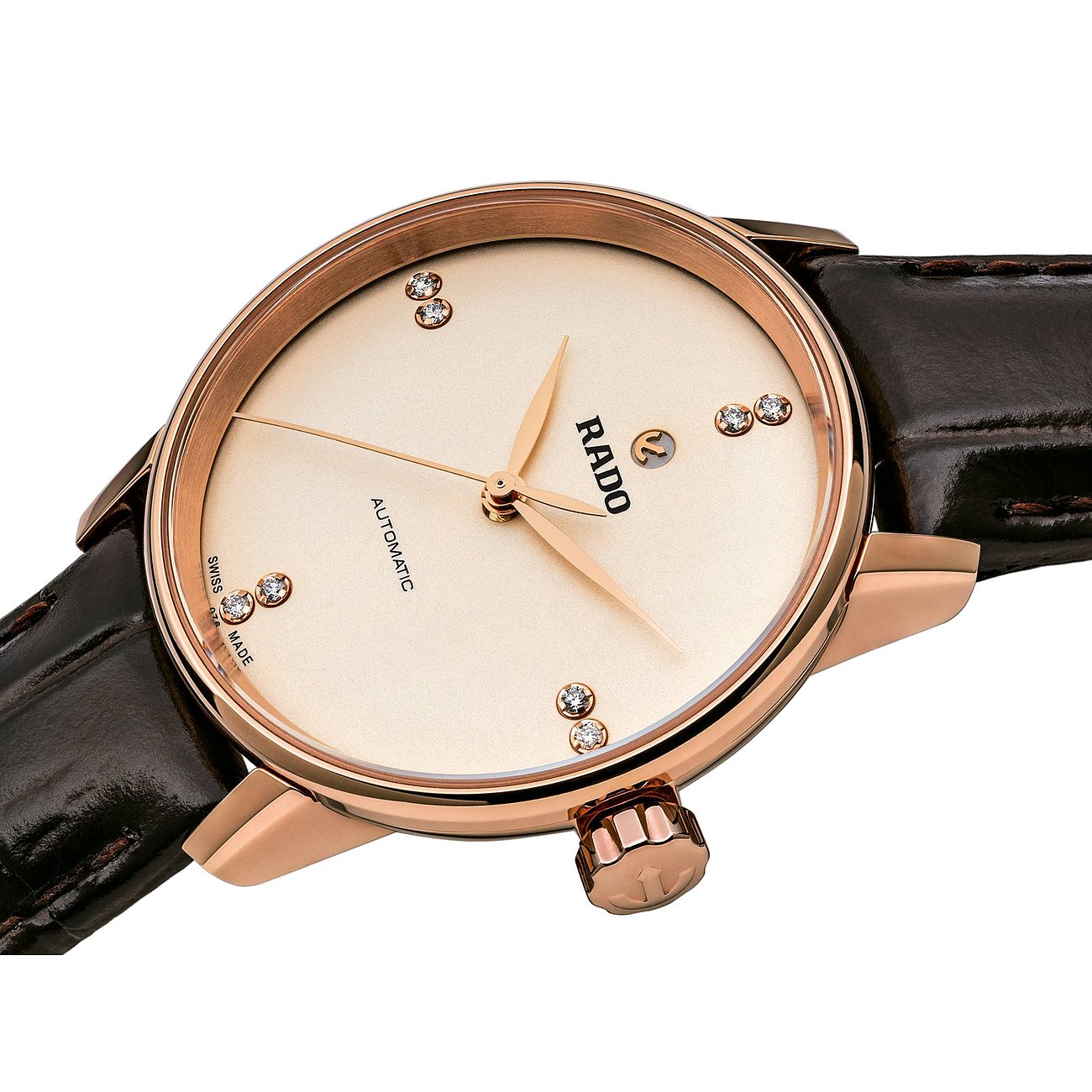 Nahaufnahme: luxuriöse Rado Damenuhr aus rosévergoldetem Edelstahl mit dunkelbraunem Lederarmband und brillantbesetztem Zifferblatt.