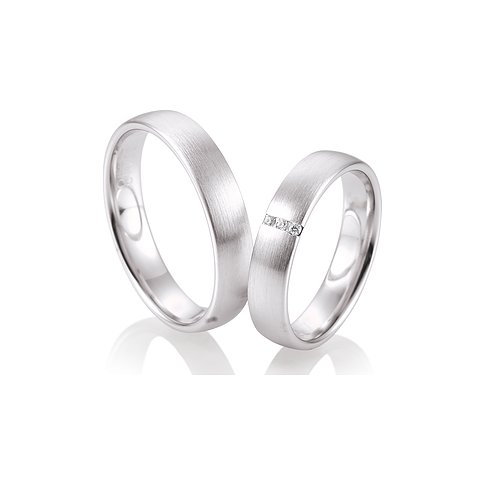 CHRIST Ringe aus konfiguriertem Material mit drei Steinen.