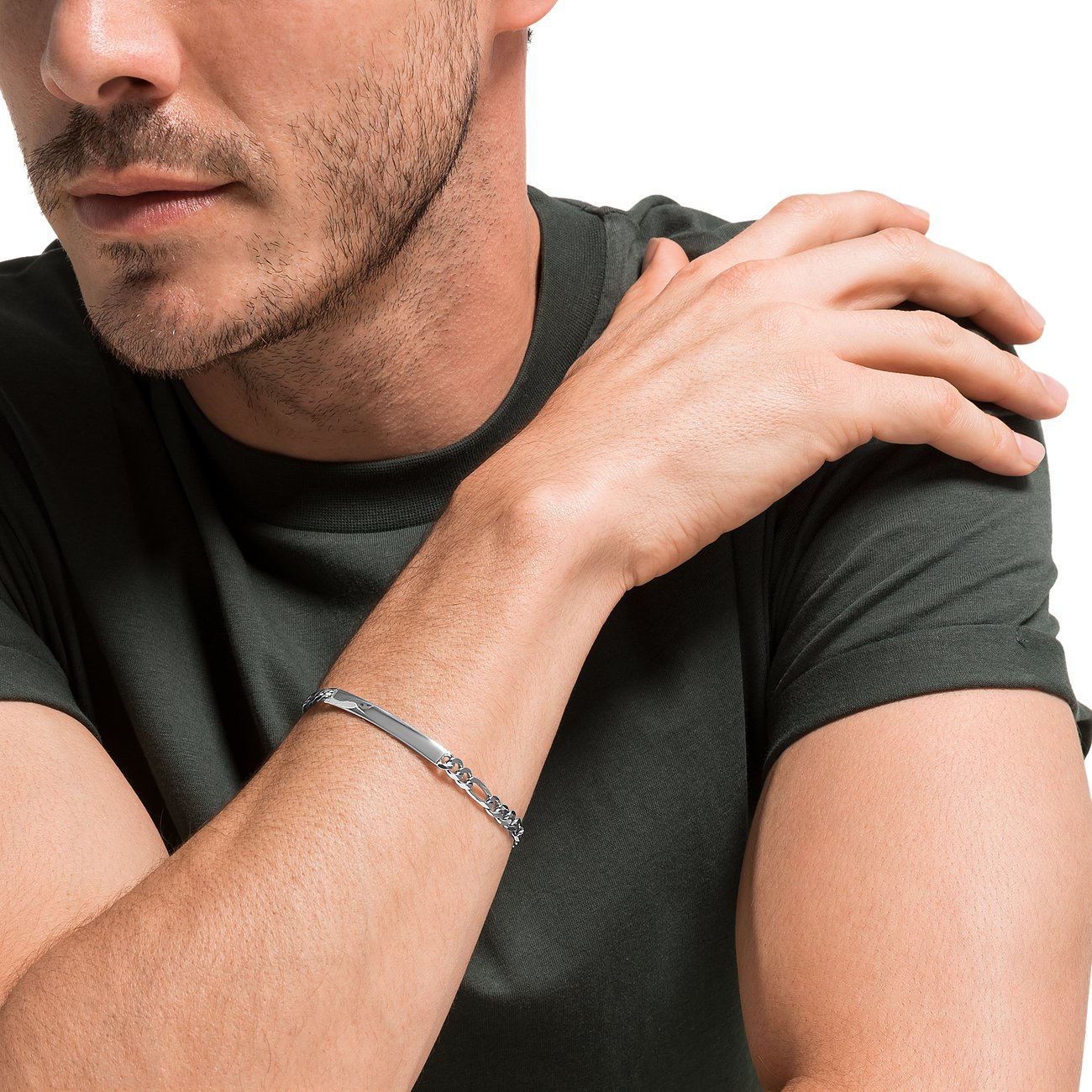 FAVS 925er Silber Armschmuck an einem männlichen Handgelenk, das eine dunkelgrüne Kleidung trägt.