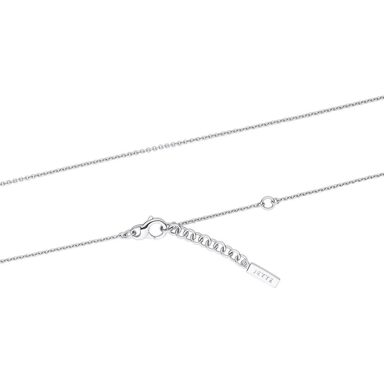 Nahaufnahme der filigranen JETTE Halskette aus rhodiniertem Silber, mit Karabinerverschluss und Markenplakette.