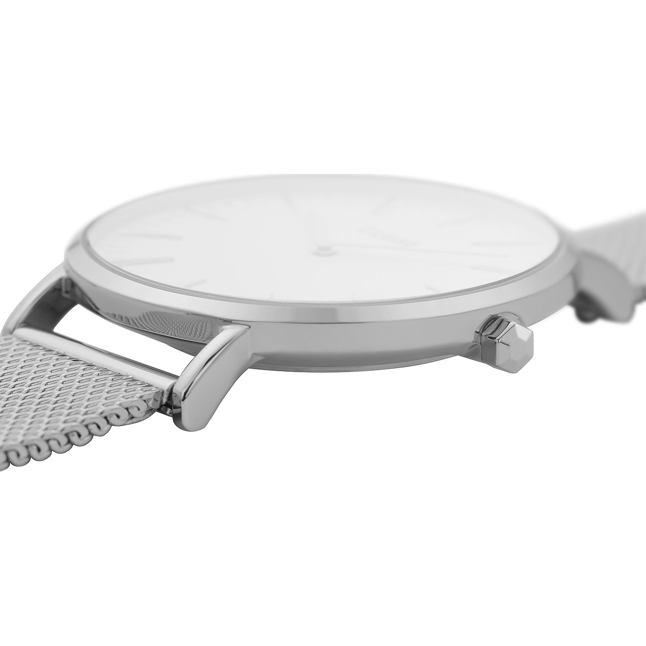 Detailansicht einer silberfarbenen Cluse Damenuhr aus Messing mit weißem Zifferblatt und silberfarbenem Mesh-Armband.