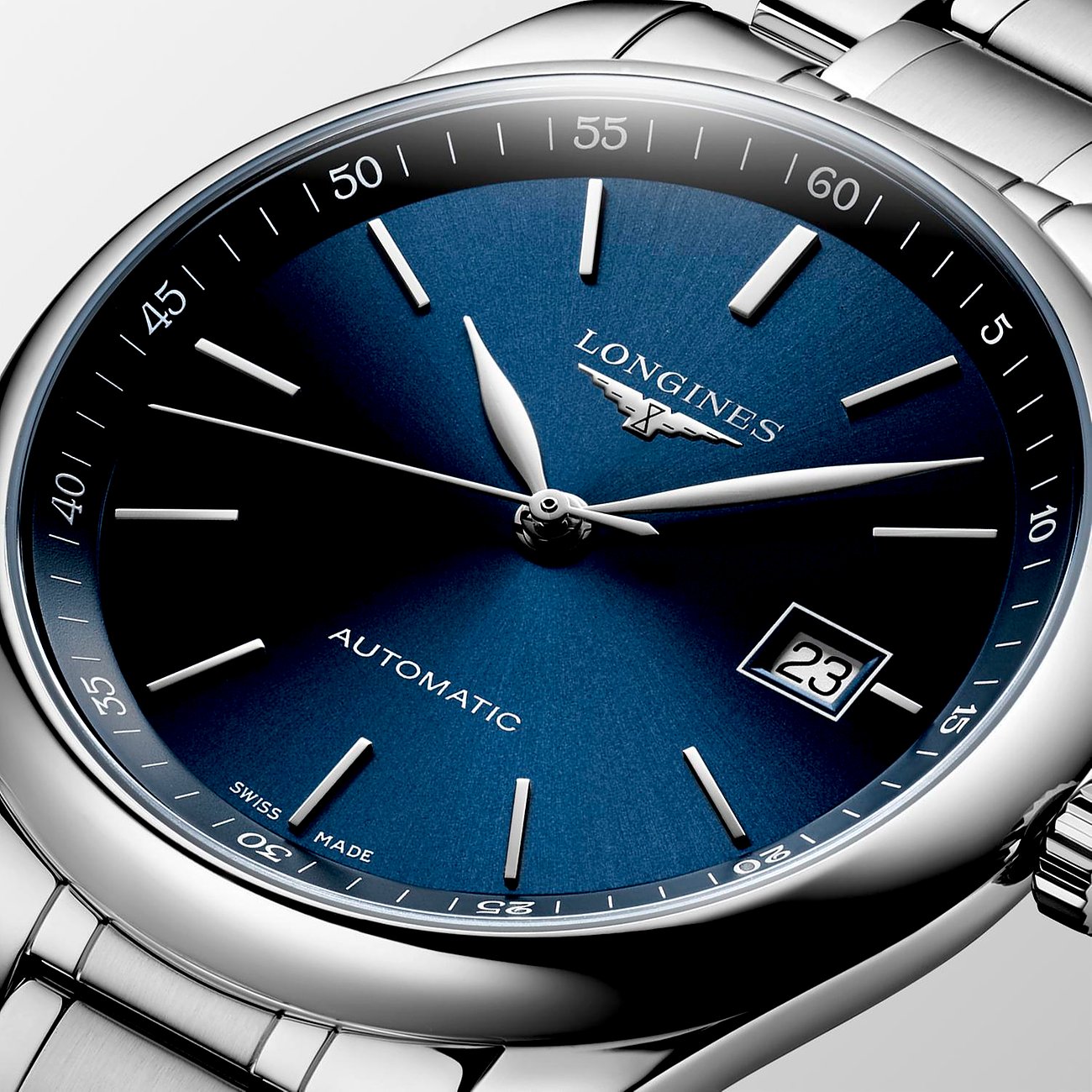 Longines Herrenuhr mit Edelstahlgehäuse, blauem Zifferblatt und Datum.