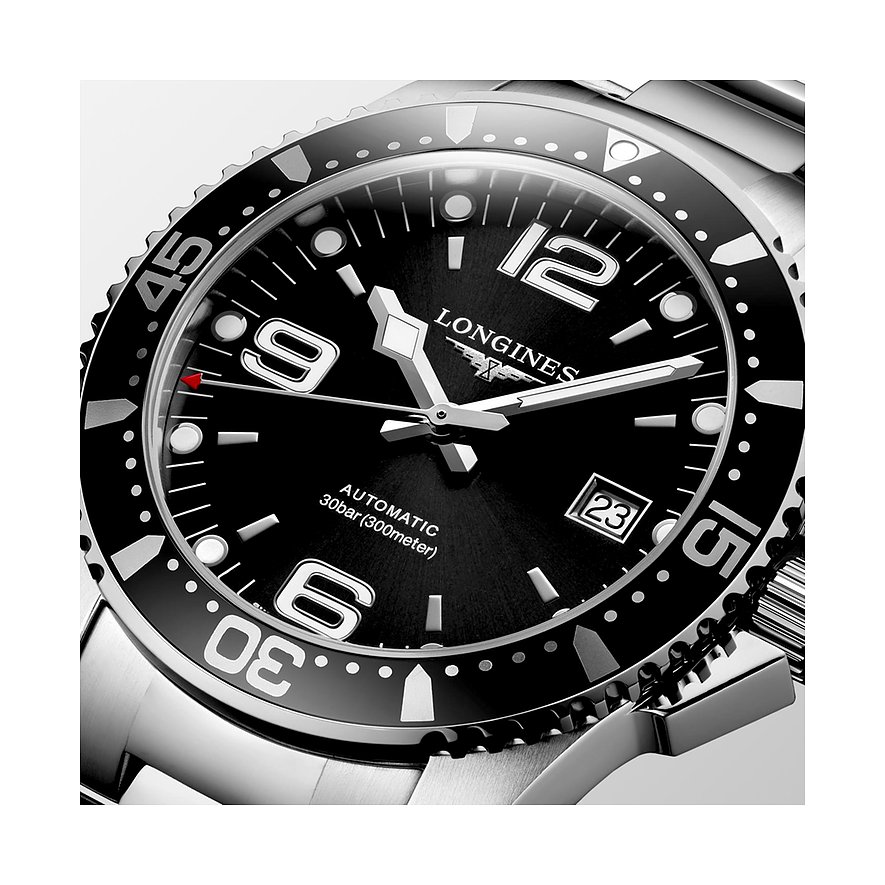 Longines Herrenuhr mit Edelstahlgehäuse, schwarzem Zifferblatt und analoger Anzeige.