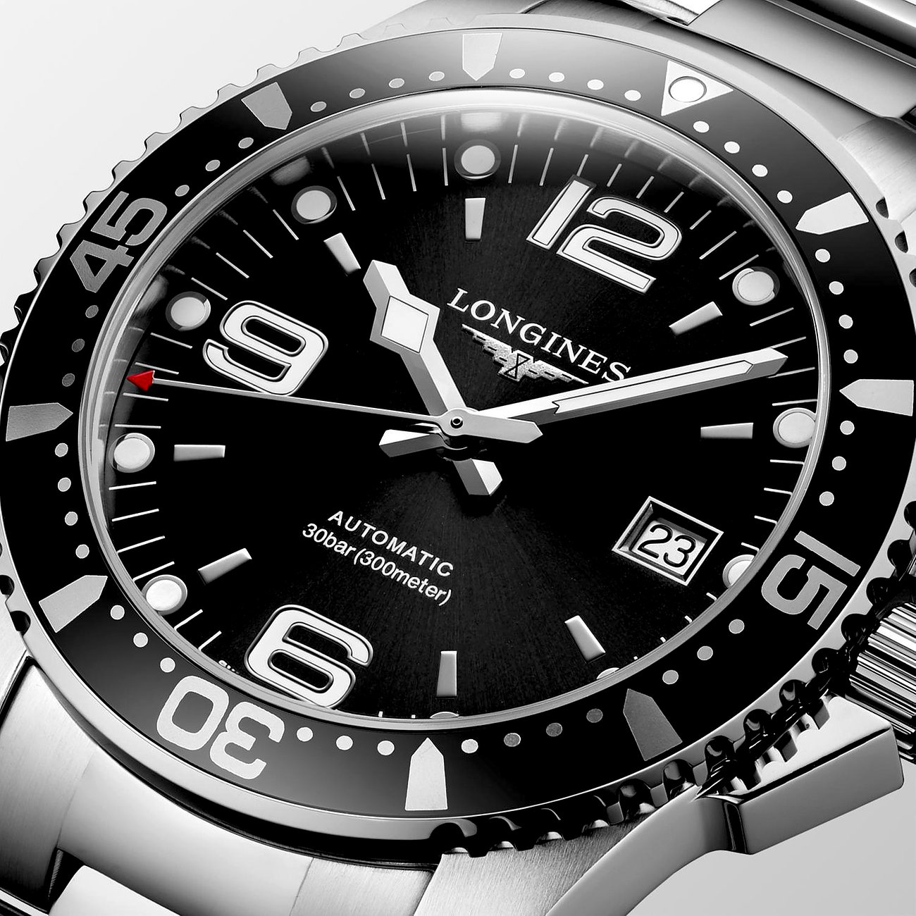 Longines Herrenuhr mit Edelstahlgehäuse, schwarzem Zifferblatt und analoger Anzeige.