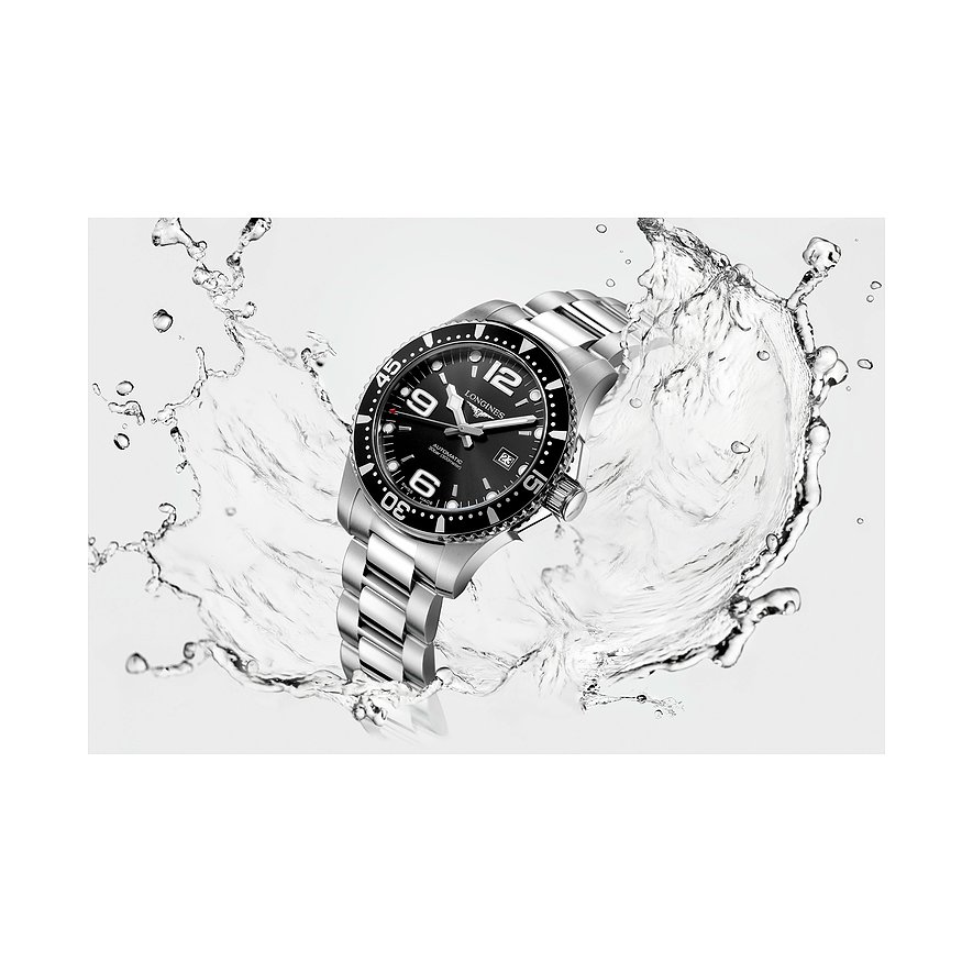 Longines Herrenuhr mit Edelstahlgehäuse, schwarzem Zifferblatt und analoger Anzeige.
