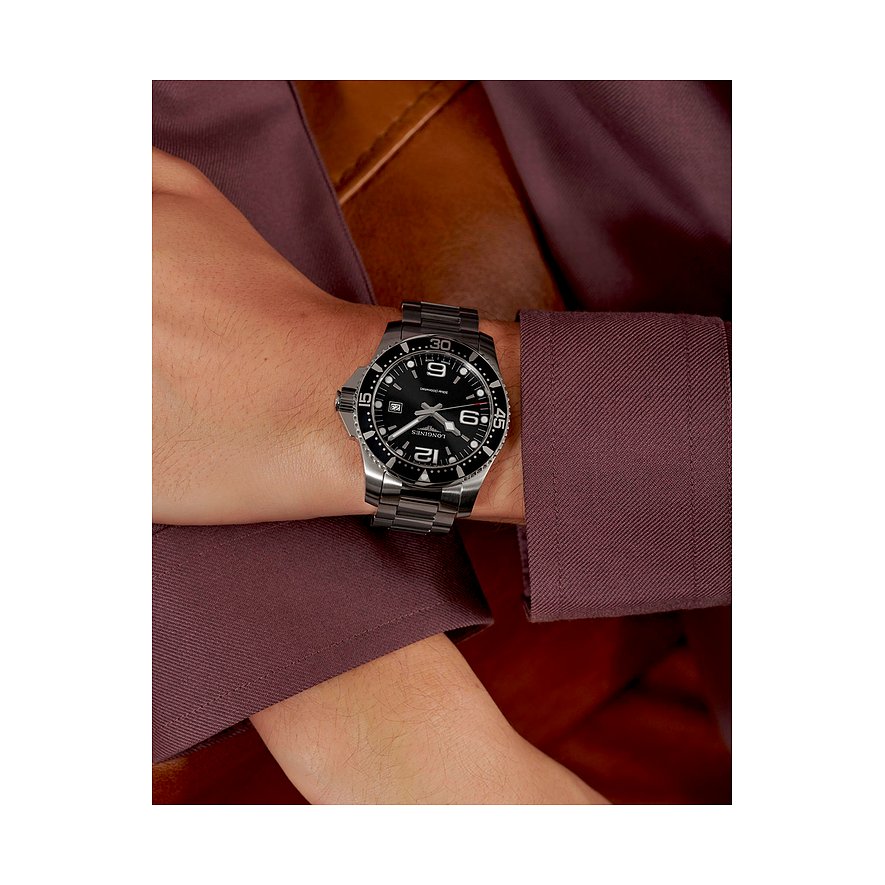 Longines Herrenuhr mit Edelstahlgehäuse und schwarzem Zifferblatt.