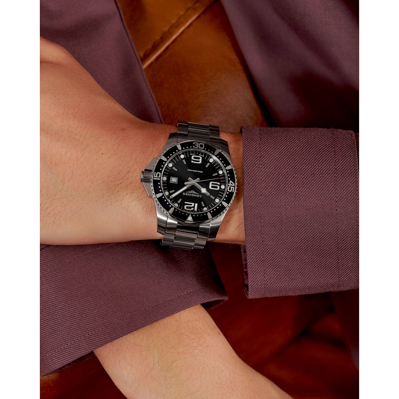 Longines Herrenuhr mit Edelstahlgehäuse und schwarzem Zifferblatt.