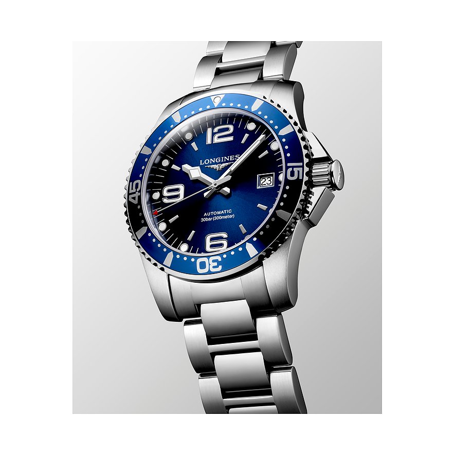 Longines Herrenuhr aus Edelstahl mit blauem Zifferblatt und blauer Lünette.