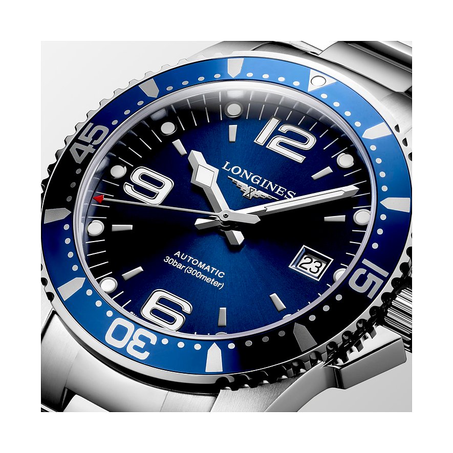 Longines Herrenuhr mit Edelstahlgehäuse, blauem Zifferblatt und blauer Lünette.
