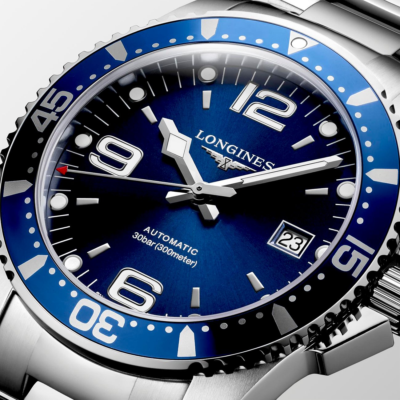 Longines Herrenuhr mit Edelstahlgehäuse, blauem Zifferblatt und blauer Lünette.